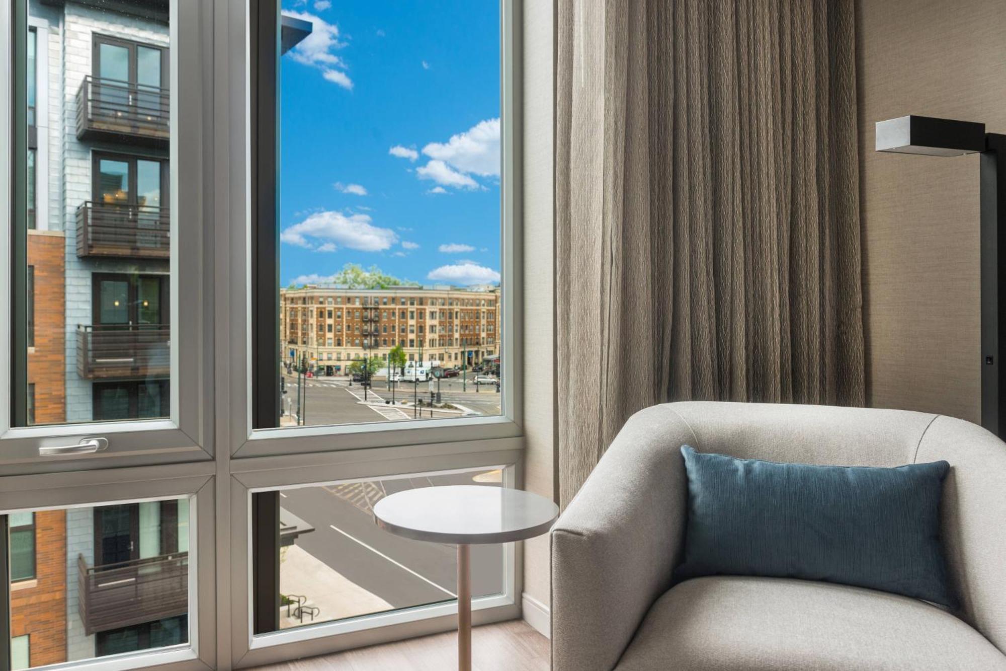 Ac Hotel By Marriott Boston Cleveland Circle Esterno foto